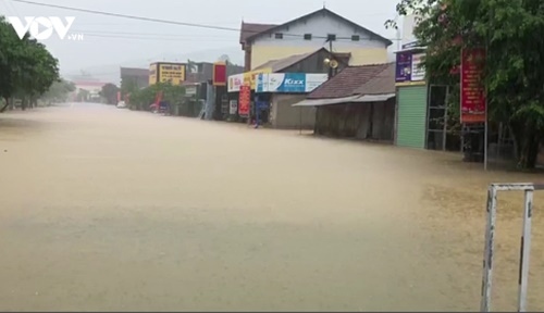 Mưa lớn, nhiều địa phương ở Quảng Bình, Quảng Trị ngập trong nước lũ