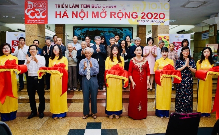 trung bay nhieu bo suu tap tem quy hiem nhan ky niem 1010 nam thang long - ha noi hinh anh 1