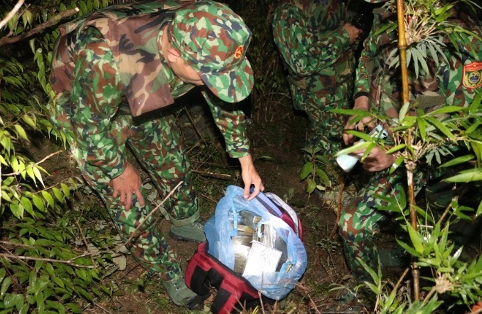 nhom doi tuong no sung chong tra, bo lai ba lo chua 30 banh heroin hinh anh 1