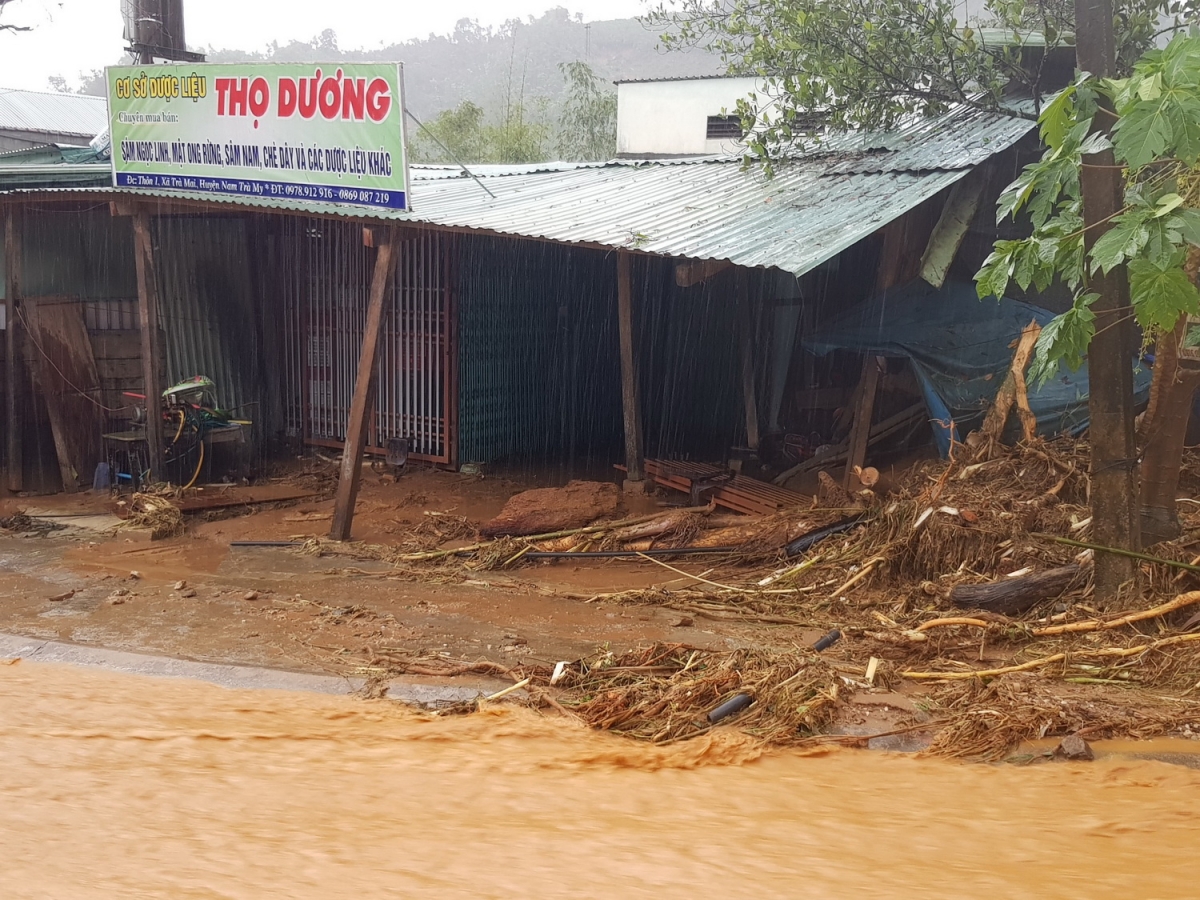 Bão số 9: Hai cán bộ xã đi hỗ trợ bà con chống bão bị lở núi vùi lấp