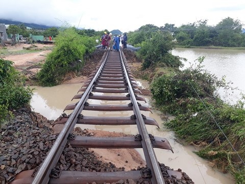 nuoc lu o Dong hoi dang rut, duong sat bac-nam thong tuyen, chay lai tau hinh anh 2