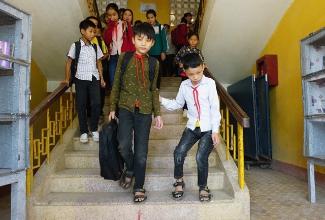 Cảm Phục Cậu Bé Người Thái Cõng Bạn Đến Trường Suốt 7 Năm Ròng