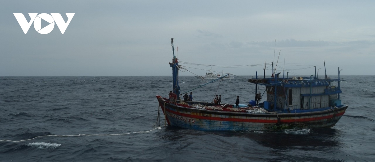 rescue ships and helicopter deployed to search for binh dinh fishermen picture 1