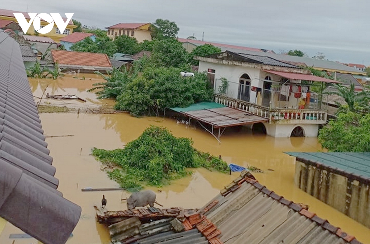 severe flooding wreaks havoc in central vietnam picture 1