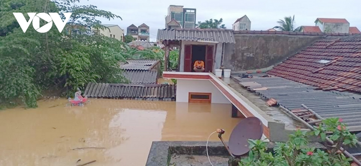 severe flooding wreaks havoc in central vietnam picture 2