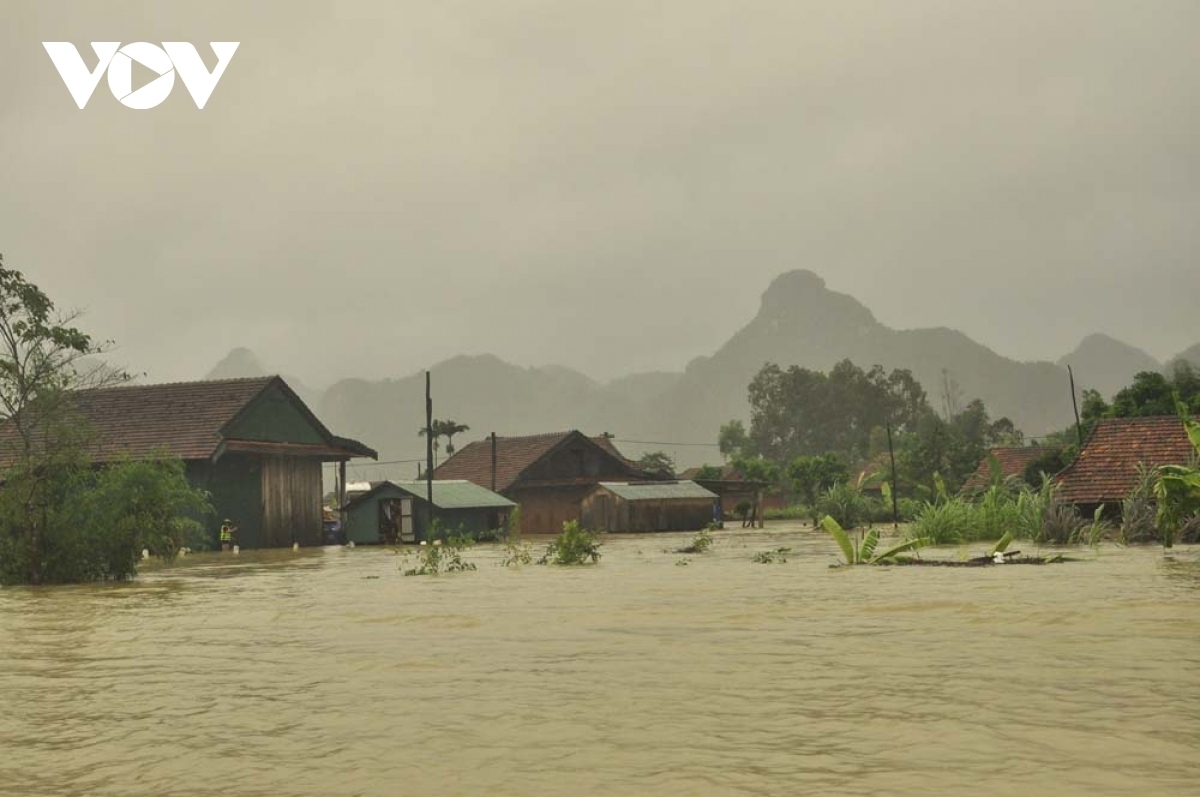 severe flooding wreaks havoc in central vietnam picture 4