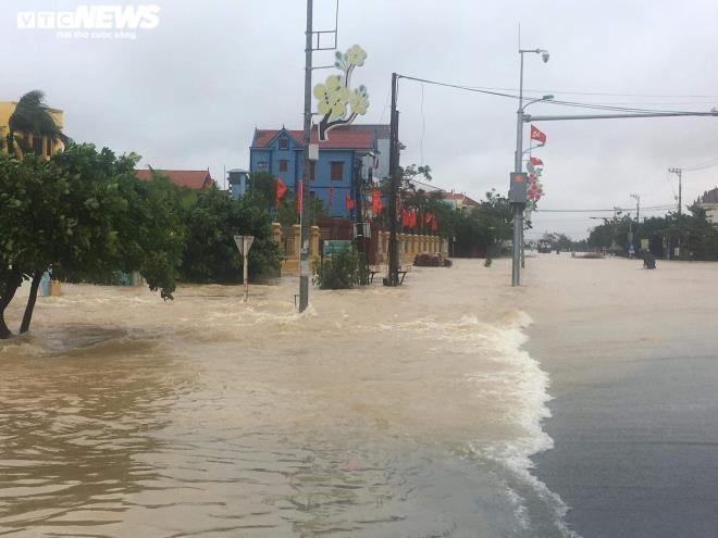 severe flooding wreaks havoc in central vietnam picture 6