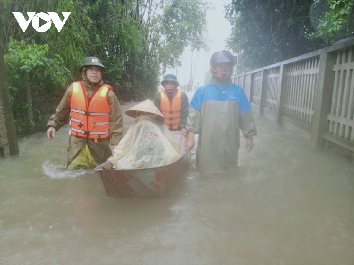 severe flooding wreaks havoc in central vietnam picture 7