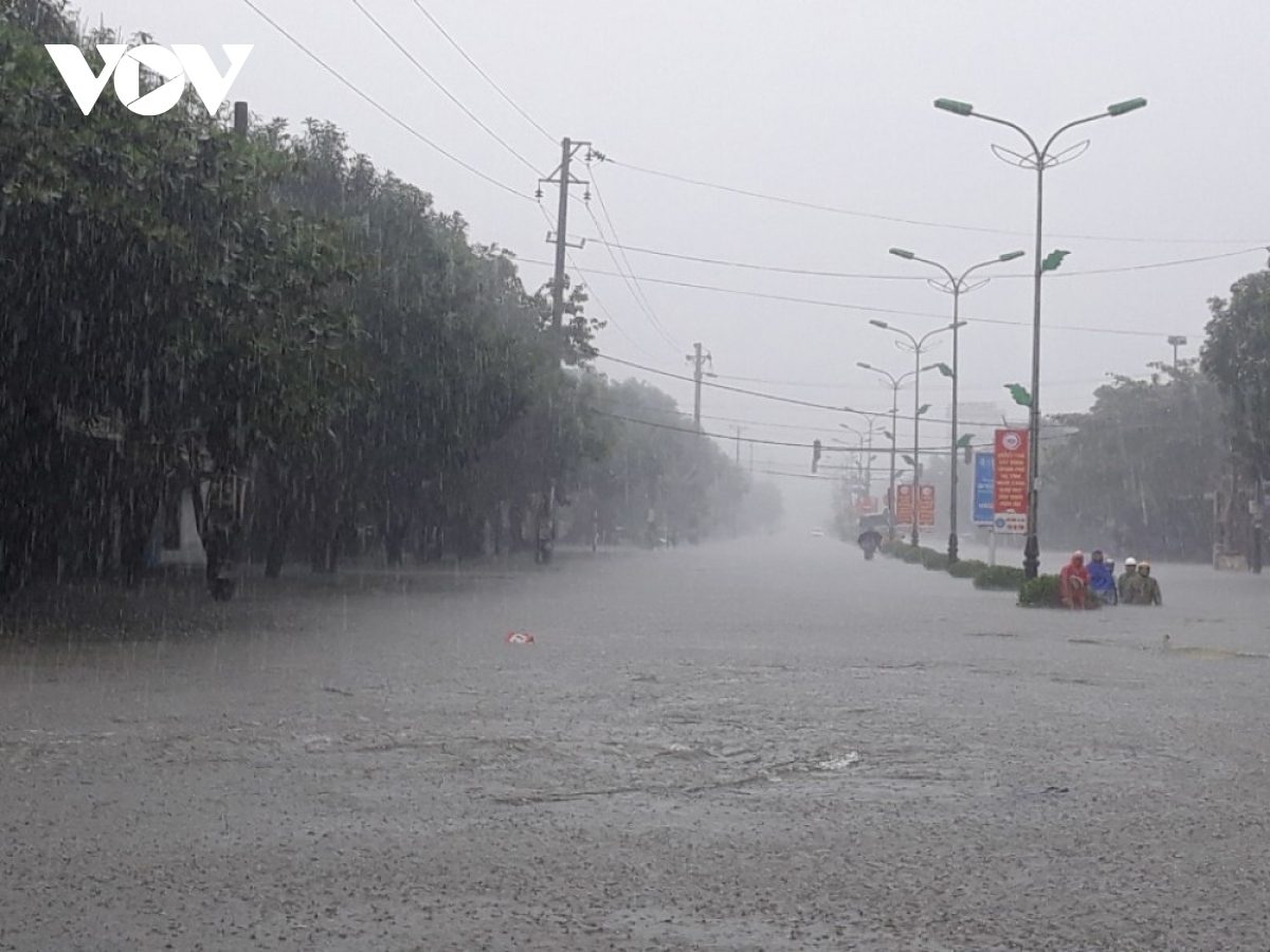 severe flooding wreaks havoc in central vietnam picture 8