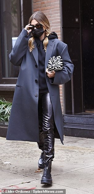 hailey baldwin tet toc xinh dep ra pho hinh anh 2