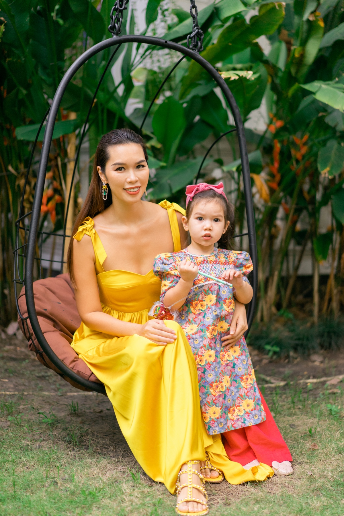 Con gái lai Tây của siêu mẫu Hà Anh đáng yêu khi mặc áo dài | VOV.VN