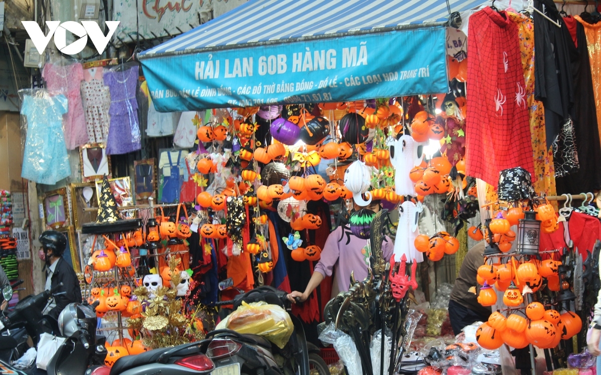 halloween toys flood hang ma street picture 2