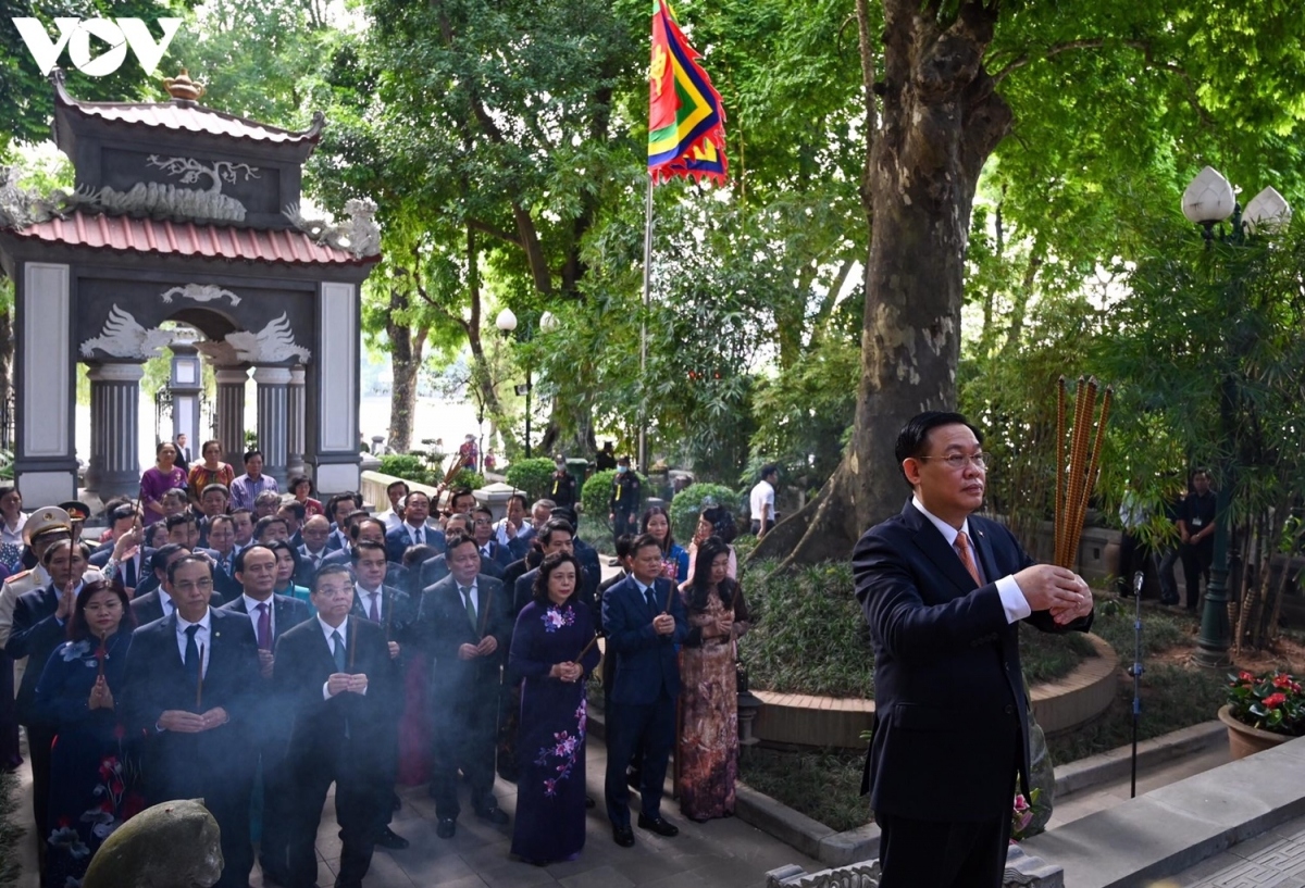 hanoi leaders offer incense to ancestors in capital to mark liberation day picture 4