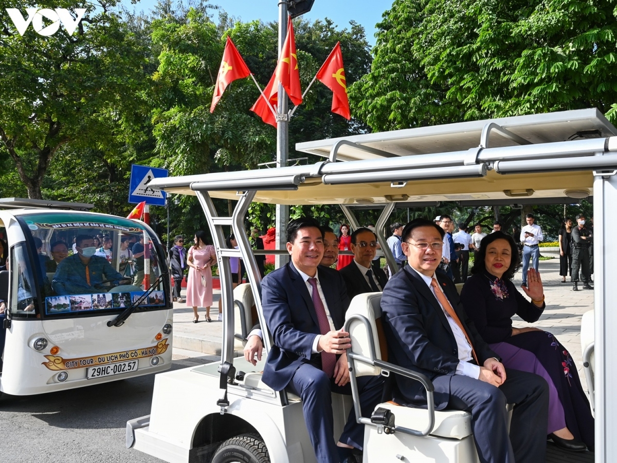 hanoi leaders offer incense to ancestors in capital to mark liberation day picture 7