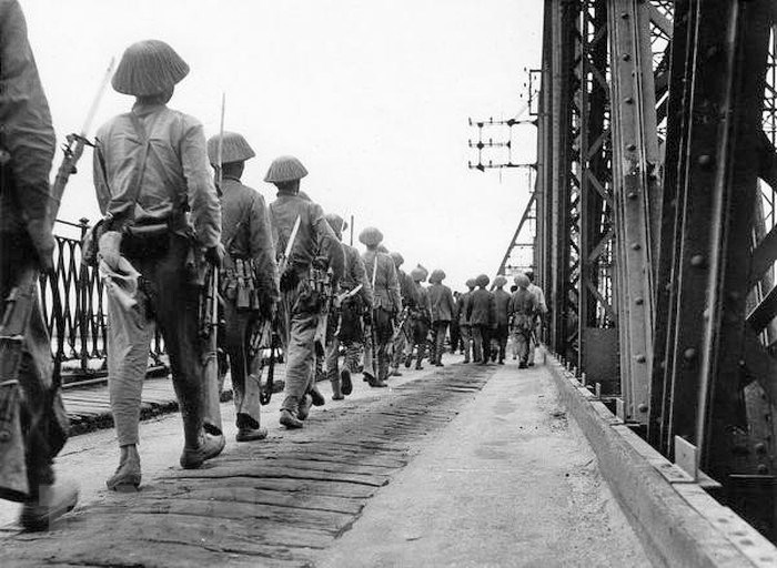 Simultaneously, liberation forces enter the capital via Long Bien bridge on October 9, 1954.