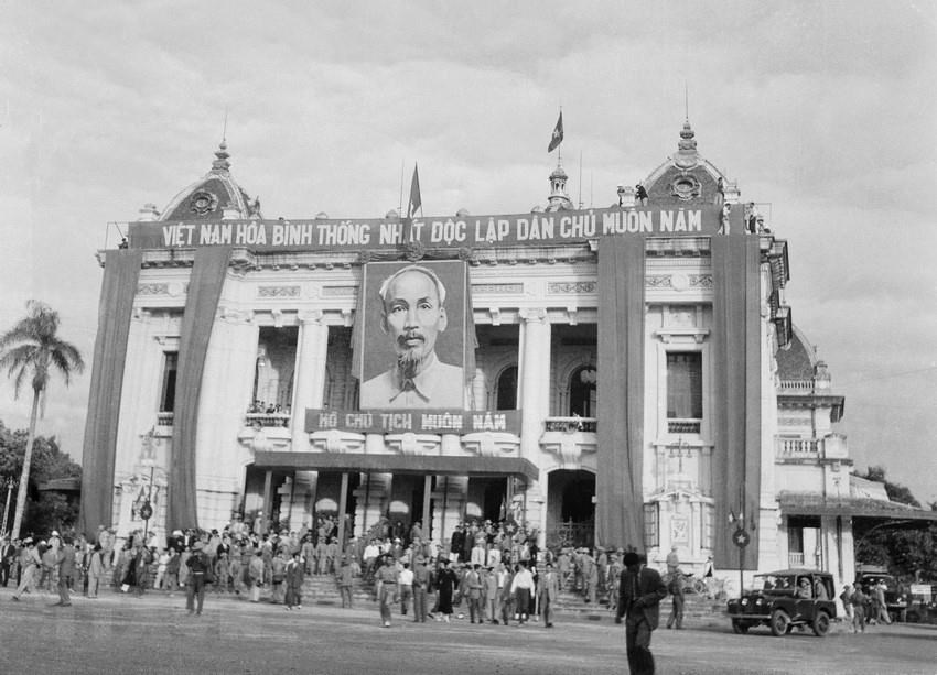 The scene captured in front of the Hanoi Opera House on October 10, 1954.