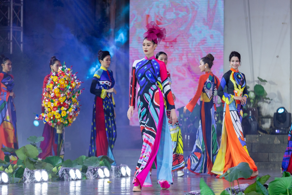 hoa hậu khánh vân đẹp rạng rỡ, trình diễn tại lễ hội áo dài tp hcm năm 2020 hình ảnh 8 hoa hau khanh van dep rang ro, trinh dien tai le hoi ao dai tp hcm nam 2020 hinh anh 8