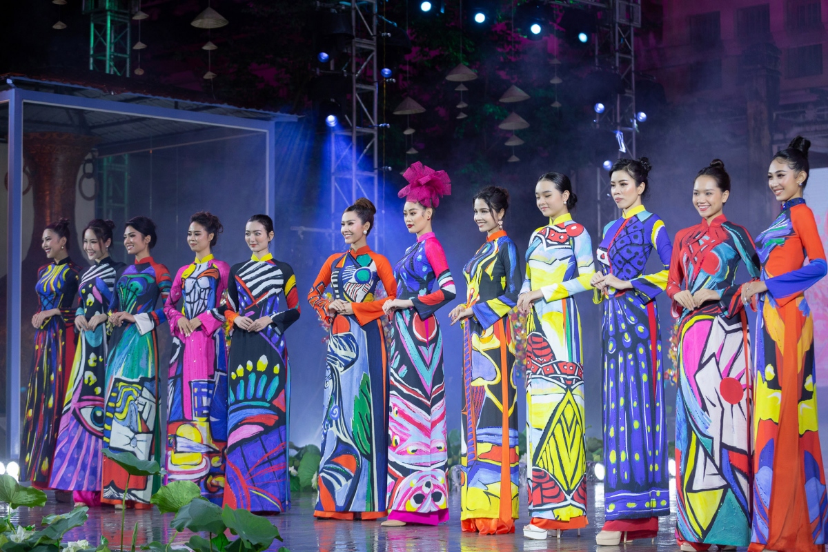 hoa hau khanh van dep rang ro, trinh dien tai le hoi ao dai tp hcm nam 2020 hinh anh 13
