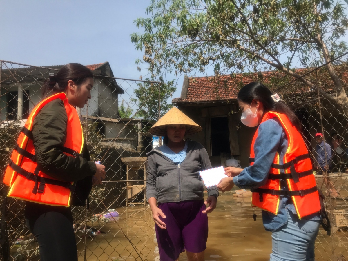 Do my linh ngoi xuong cuu tro, di vao vung nuoc lu trao qua tan tay nguoi dan hinh anh 2