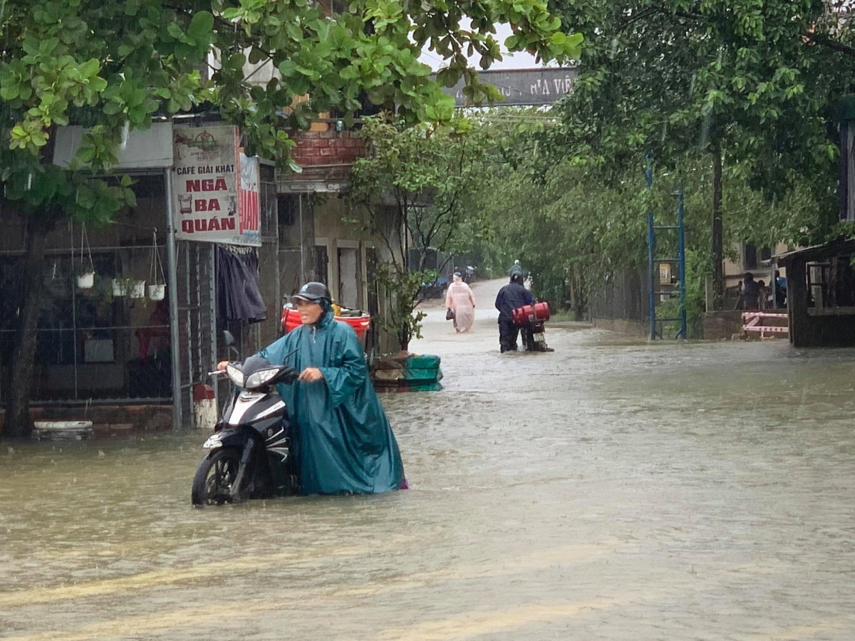 Anh nhieu khu dan cu o thua thien hue bi ngap, mot nguoi bi mat tich trong mua lu hinh anh 1