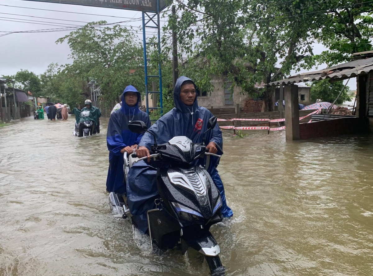 Anh nhieu khu dan cu o thua thien hue bi ngap, mot nguoi bi mat tich trong mua lu hinh anh 2