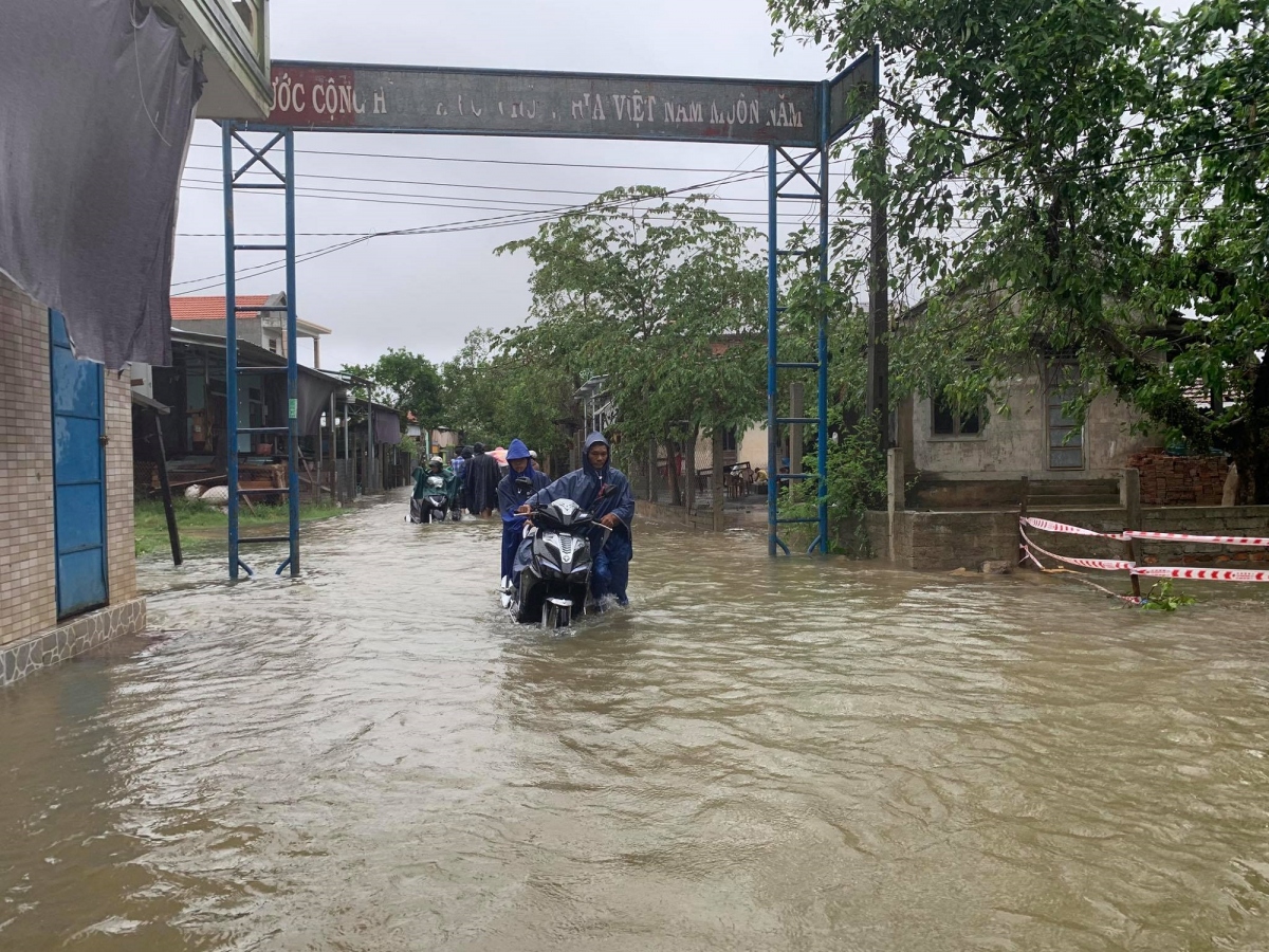 Anh nhieu khu dan cu o thua thien hue bi ngap, mot nguoi bi mat tich trong mua lu hinh anh 4