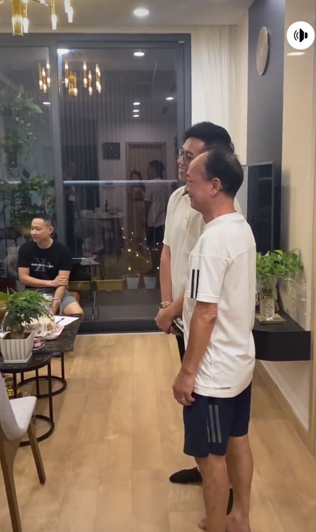 từng phản đối nhưng trong ngày matt liu ra mắt, bố mẹ hương giang lại đón tiếp thân mật hình ảnh 2 tung phan doi nhung trong ngay matt liu ra mat, bo me huong giang lai don tiep than mat hinh anh 2