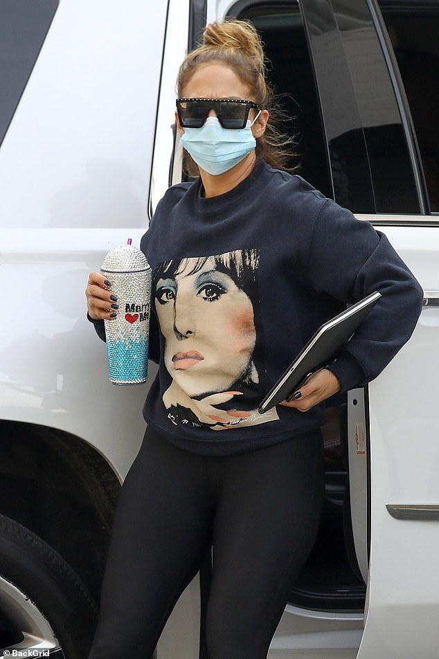 jennifer lopez mac do hieu tre trung ra pho hinh anh 2