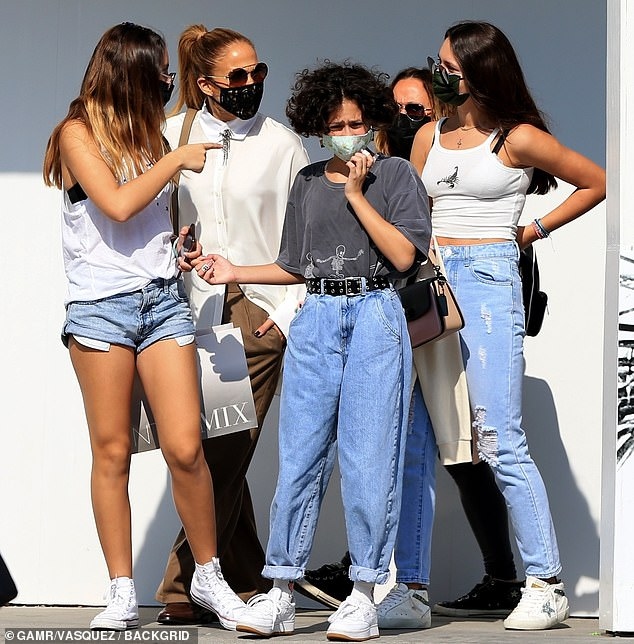 jennifer lopez tre trung di mua sam cung cac con hinh anh 2