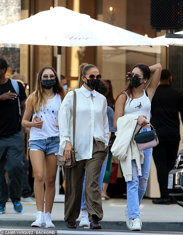 jennifer lopez tre trung di mua sam cung cac con hinh anh 3