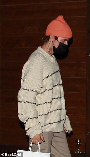 vo justin bieber khoe eo thon dang dep di an toi cung chong va ban be hinh anh 4