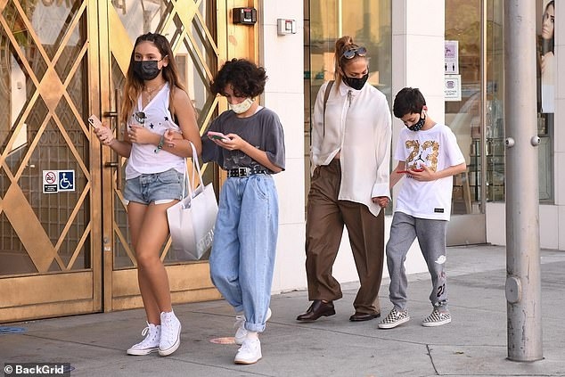 jennifer lopez tre trung di mua sam cung cac con hinh anh 4