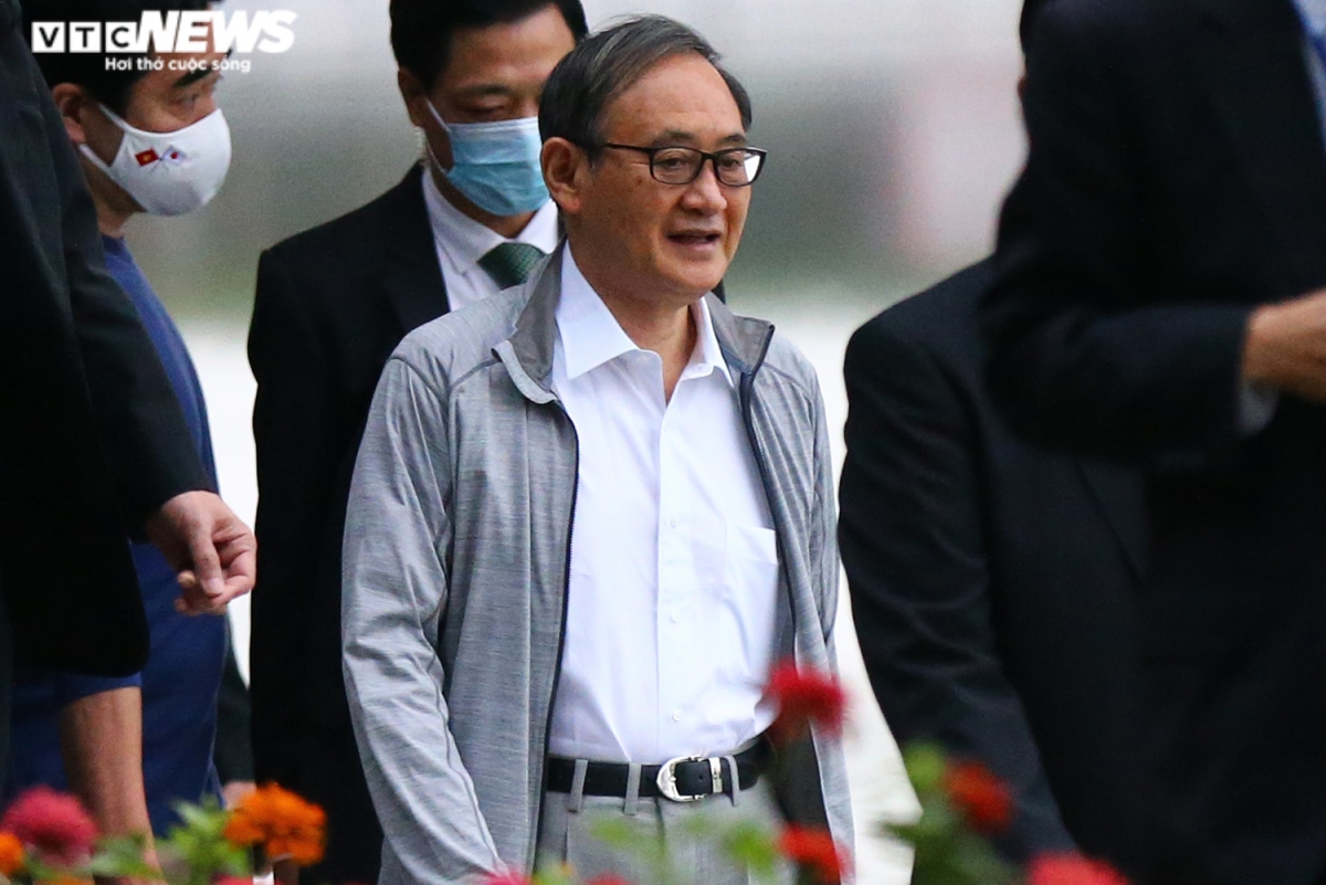 japanese pm suga strolls along hanoi lake picture 4