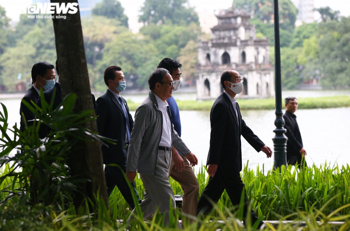 japanese pm suga strolls along hanoi lake picture 7