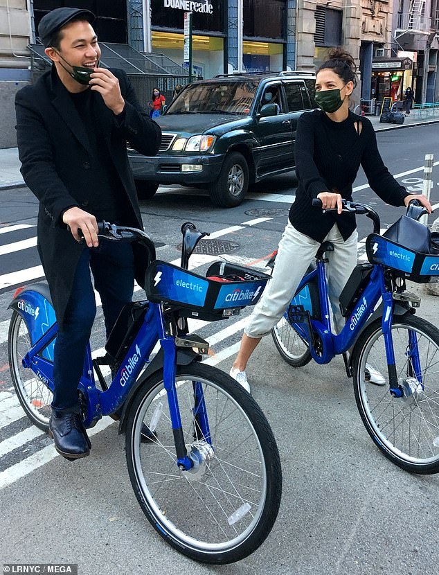 katie holmes va tinh tre vui ve dap xe dao pho hinh anh 1