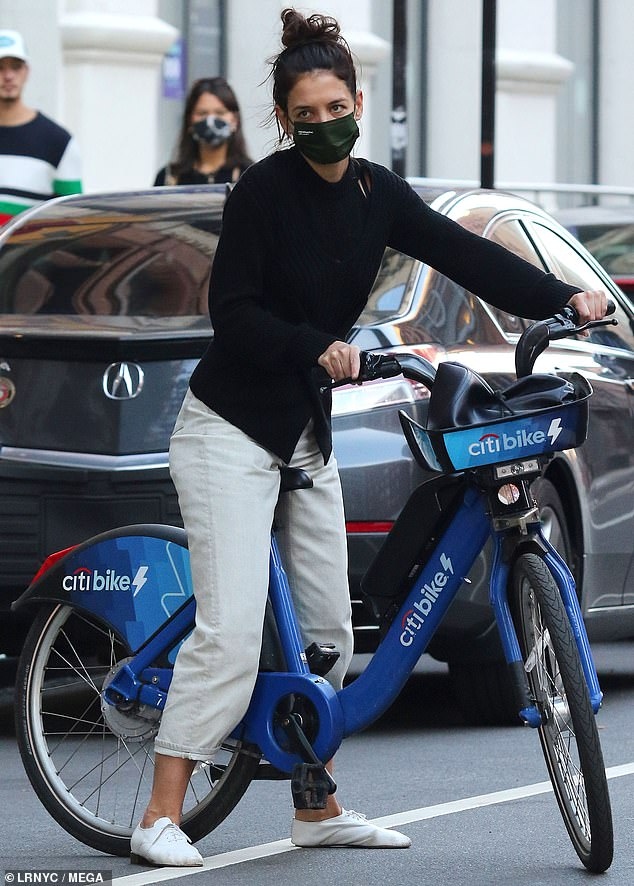 katie holmes va tinh tre vui ve dap xe dao pho hinh anh 2