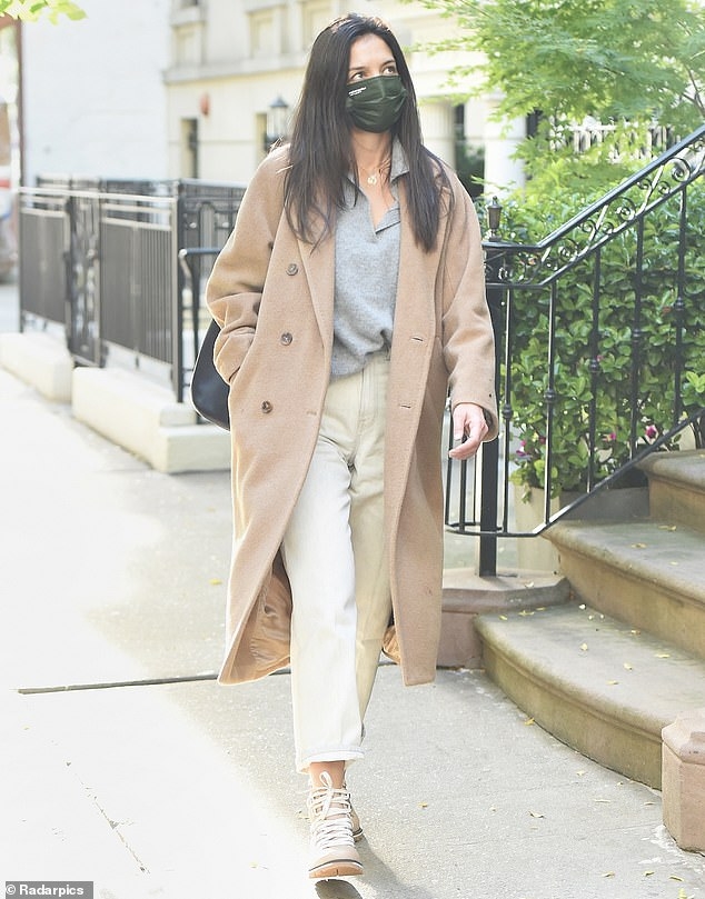 vang ban trai, katie holmes mac do xue xoa ra pho mot minh hinh anh 2