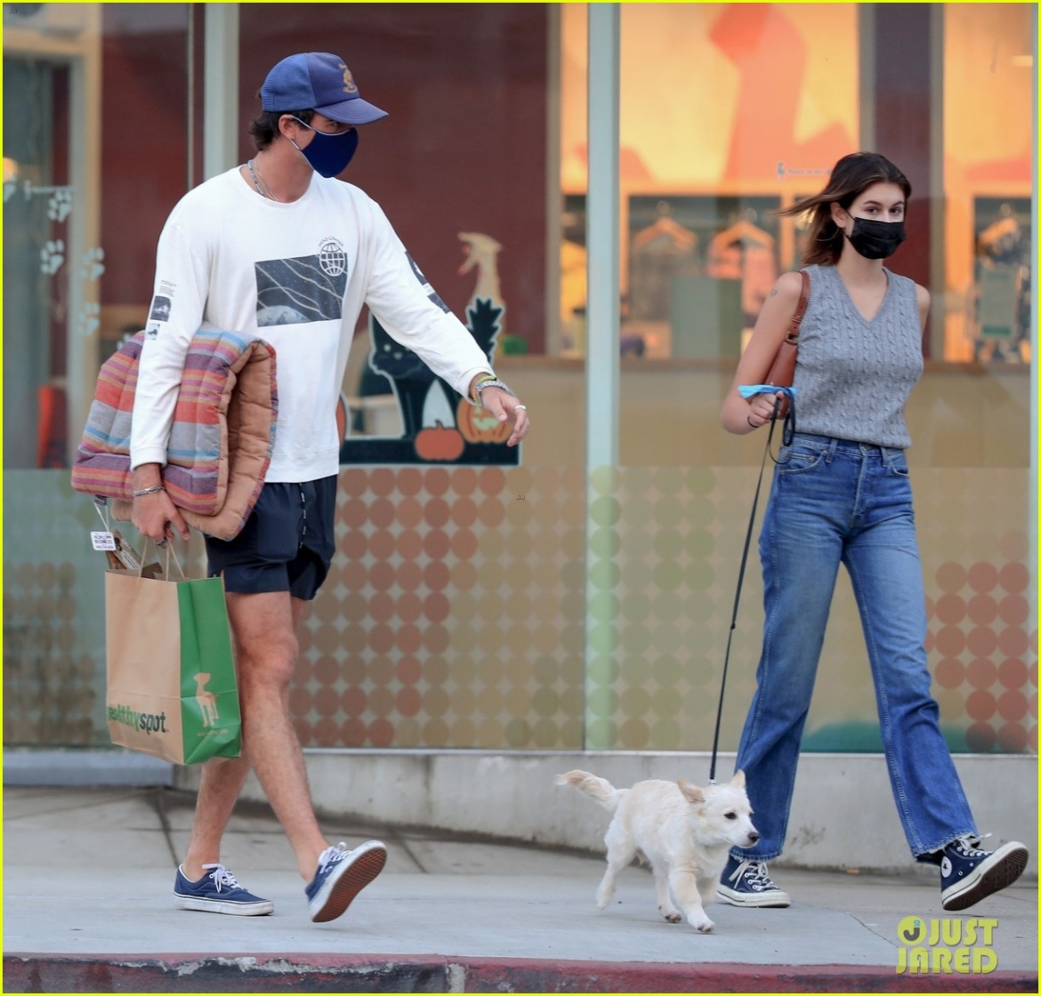 con gai cindy crawford va ban trai moi khoa moi ngot ngao o chon dong nguoi hinh anh 1
