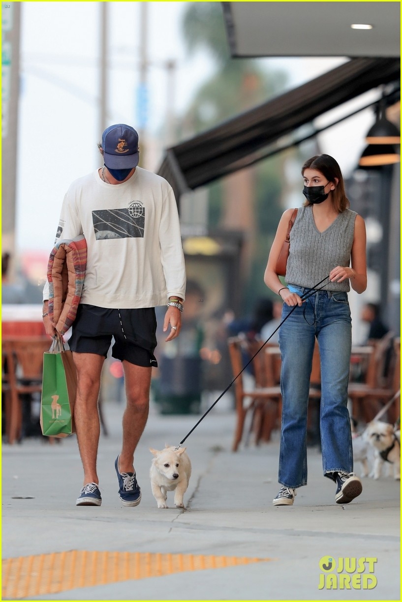 con gai cindy crawford va ban trai moi khoa moi ngot ngao o chon dong nguoi hinh anh 5