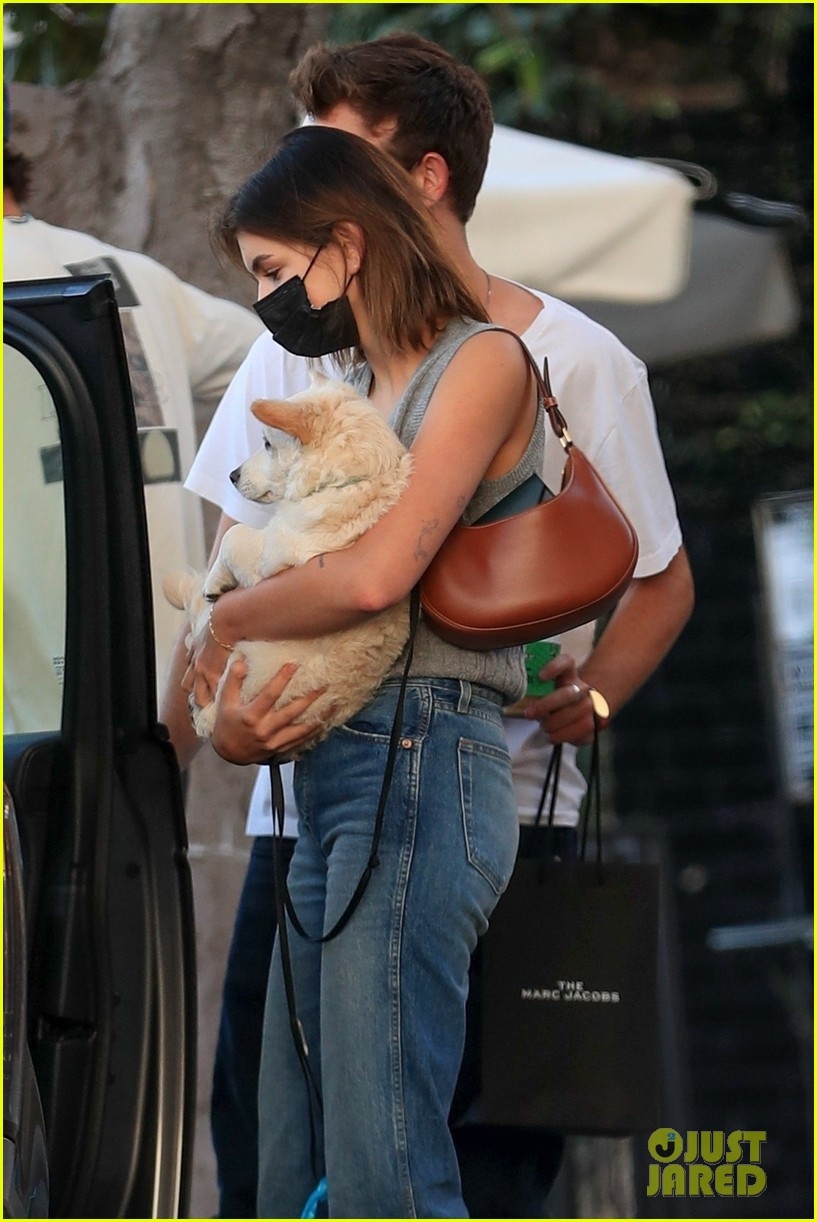 con gai cindy crawford va ban trai moi khoa moi ngot ngao o chon dong nguoi hinh anh 6