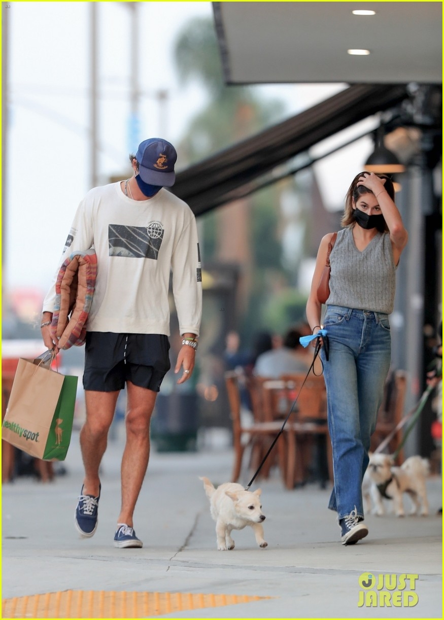 con gai cindy crawford va ban trai moi khoa moi ngot ngao o chon dong nguoi hinh anh 8