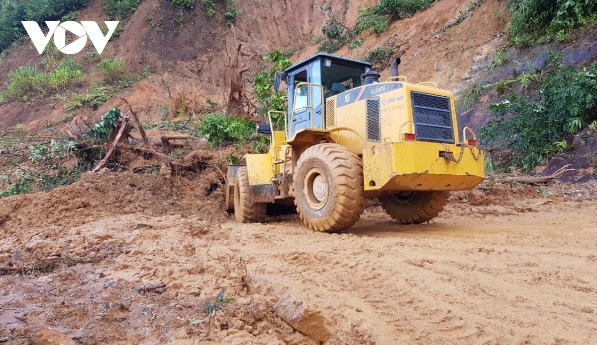 deputy pm guides rescue work following landslides in nam tra my district picture 11