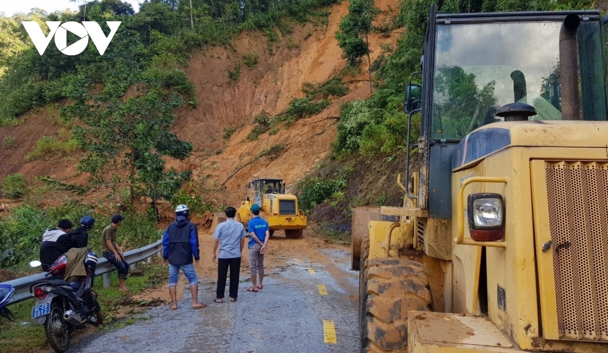 deputy pm guides rescue work following landslides in nam tra my district picture 12