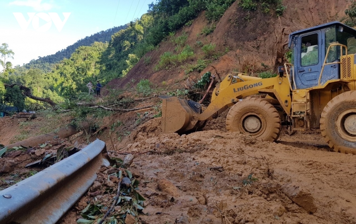 deputy pm guides rescue work following landslides in nam tra my district picture 13