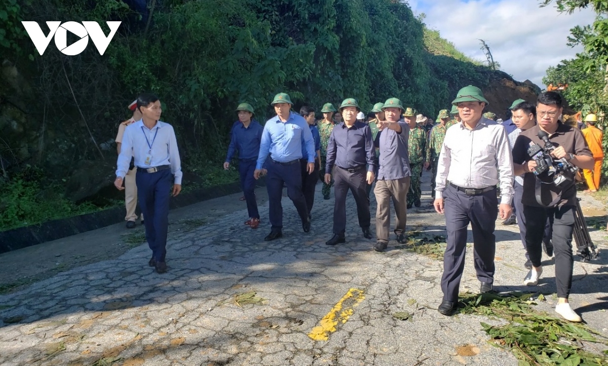 deputy pm guides rescue work following landslides in nam tra my district picture 2