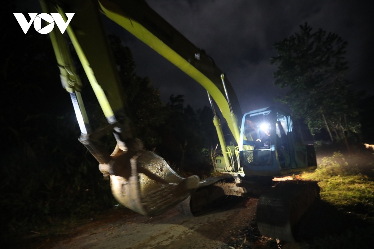 rescue work continues overnight at landslide site picture 2