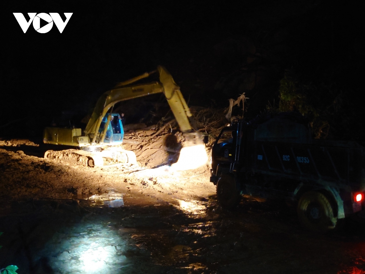 rescue work continues overnight at landslide site picture 3