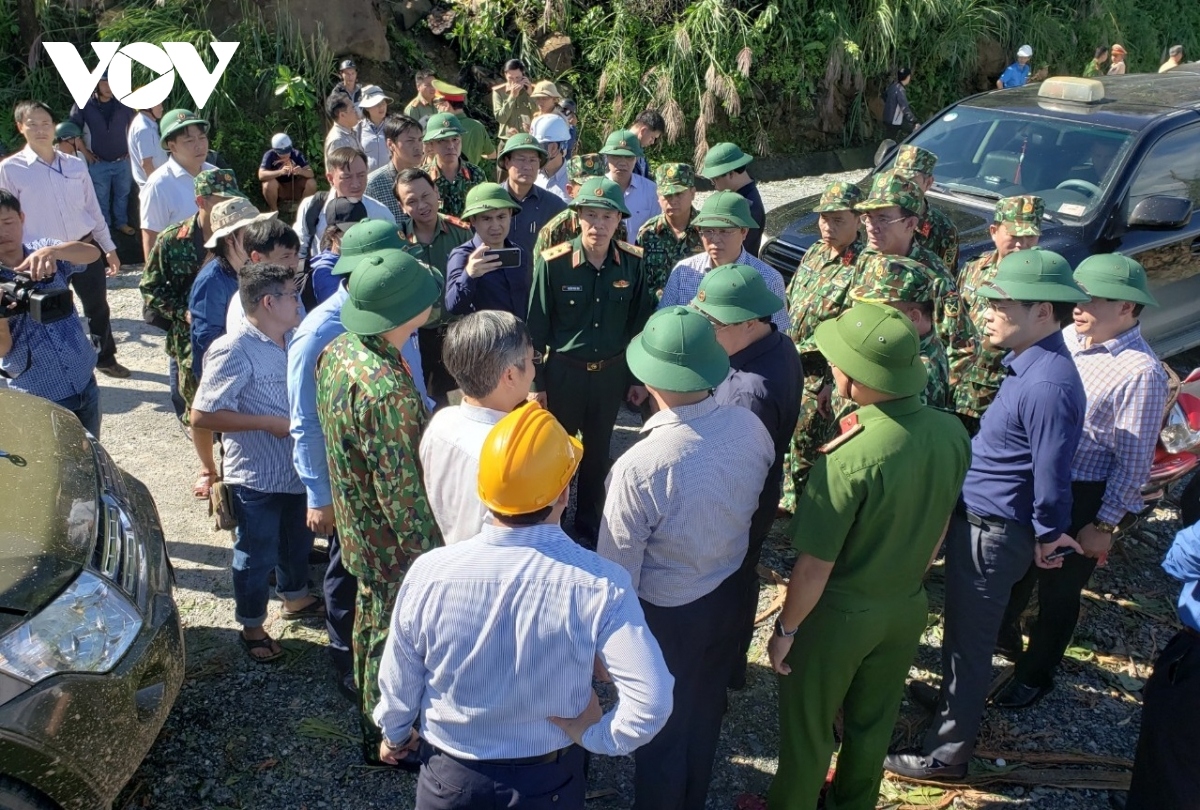 deputy pm guides rescue work following landslides in nam tra my district picture 4