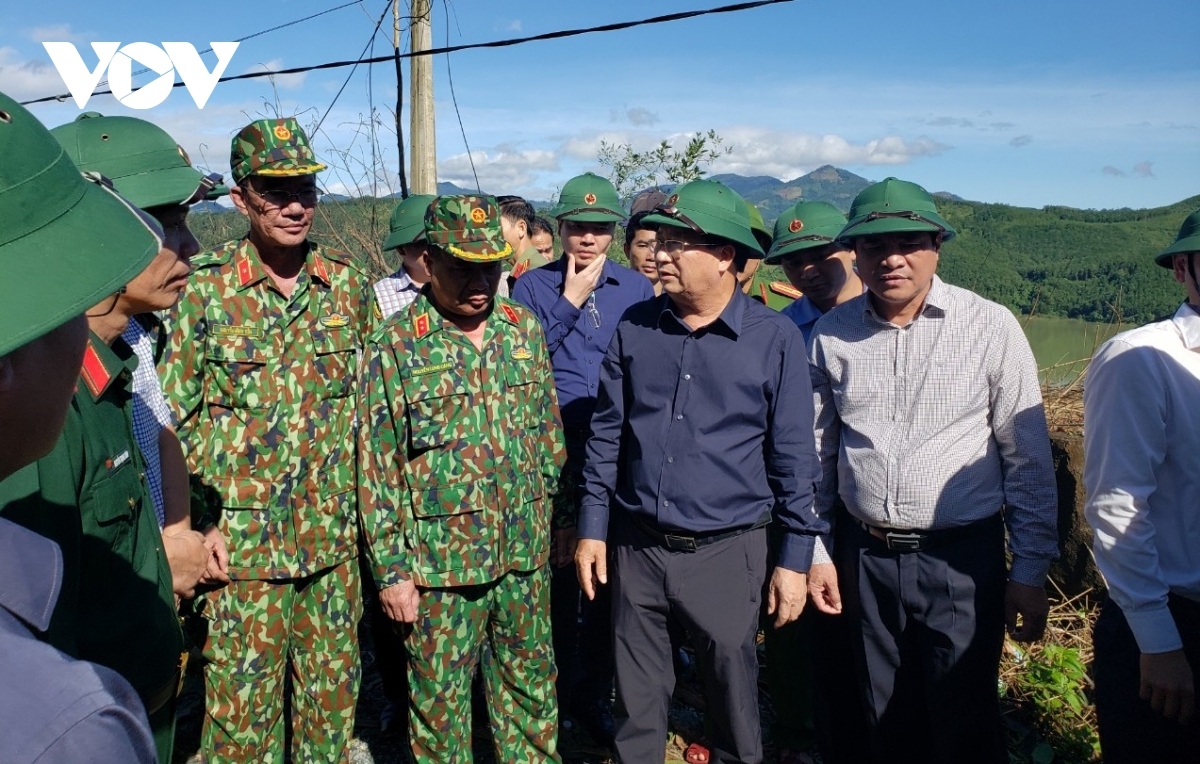 deputy pm guides rescue work following landslides in nam tra my district picture 5