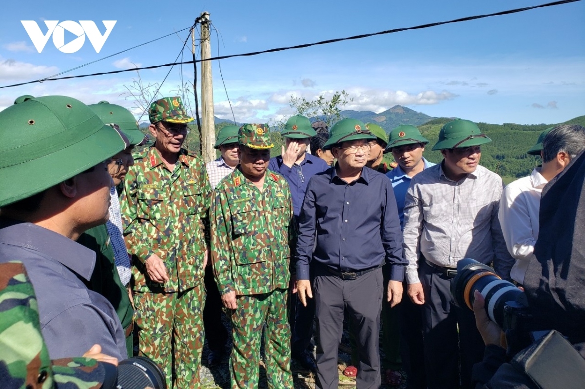 deputy pm guides rescue work following landslides in nam tra my district picture 7